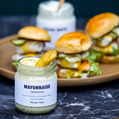 Mayonnaise, frisches Basilikum